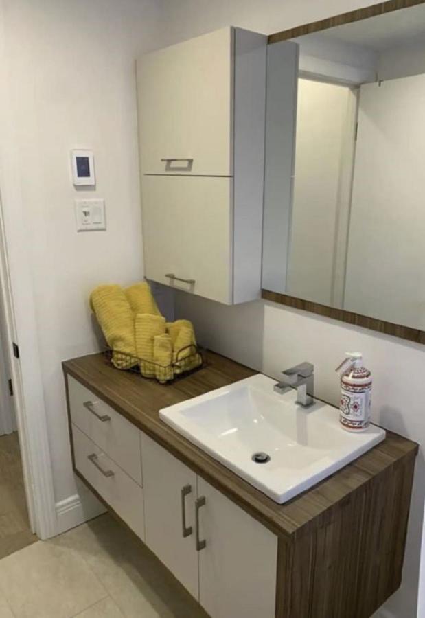 Free Parking, Beautiful 4 1/2- 2 Bedroom Apartment Montréal Kültér fotó