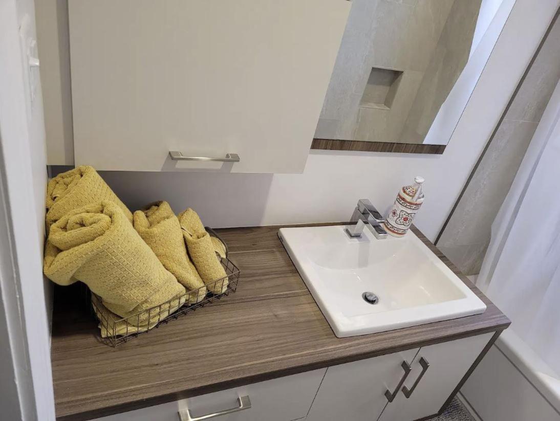 Free Parking, Beautiful 4 1/2- 2 Bedroom Apartment Montréal Kültér fotó